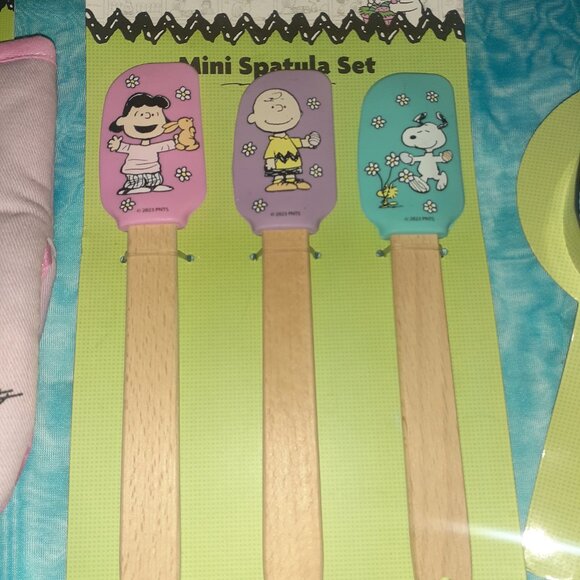 PEANUTS SNOOPY EASTER SET-SILICONE MITT~SPATULAS~COOKIE CUTTER~DISH~SNACK BAGS - Picture 3 of 6